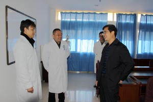 县领导刘兴舟到县医院走访慰问 联系专家人才 廖宪明