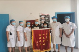 白内障患者获光明，送上锦旗感恩情