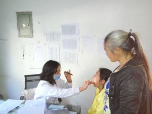 “医疗卫生下乡送健康”正在进行中