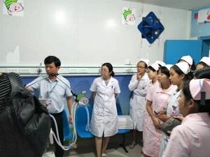 设备科组织空氧混合仪的使用培训
