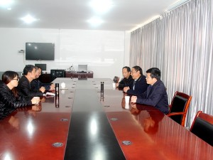 时代呼唤人才，人才成就事业 ----宁南县政协主席殷显国慰问县医院专家人才钟伟