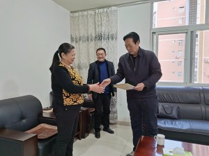 县领导曾邦定到宁南县人民医院慰问专家人才