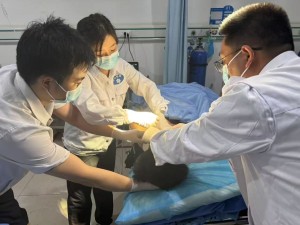 宁南县人民医院多学科协作成功抢救颈部贯通伤休克患者