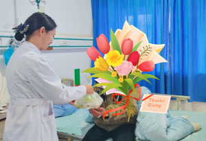 情暖孤老心——医护人员化身“临时家人”悉心照护