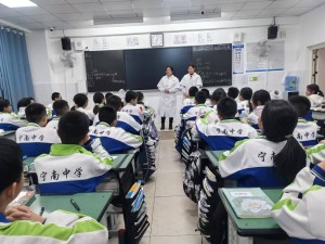 医教联动促成长 健康科普进校园 ——宁南县人民医院南丁格尔志愿服务队到校开展“健康科普进课堂”主题活动