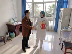 县领导苏鹏先到宁南县人民医院慰问专家人才
