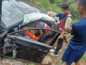 惊险！轿车坠崖，宁南县人民医院急诊团队火速救援