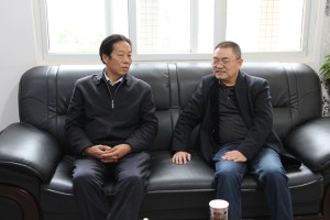 关爱人才送温暖 重贤尊能凝人心——县人大常委会副主任曾邦定走访慰问联系专家人才李宏志