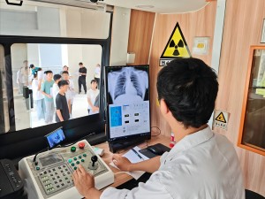 移动体检车入校园，方便高效保健康