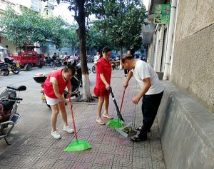 县医院党委开展党史学习教育卫生清扫志愿服务活动